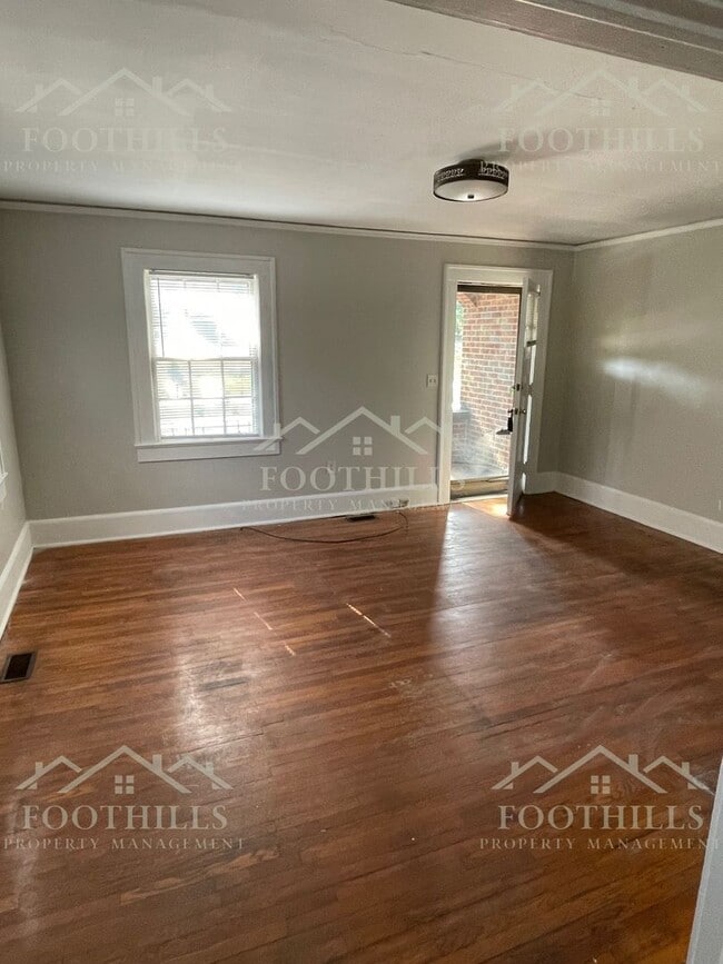 Building Photo - 2-Bed, 1-Bath with Beautiful Hardwood Floors