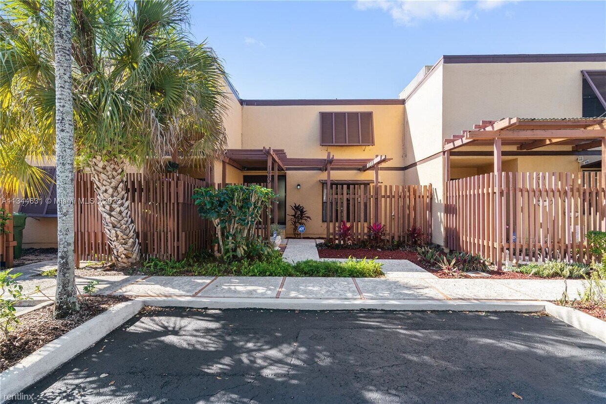 Foto principal - 3 br, 2.5 bath Townhome - 1660 W Golfview ...