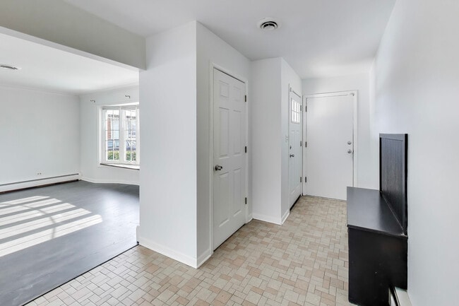 Building Photo - 1006 Devon Ave