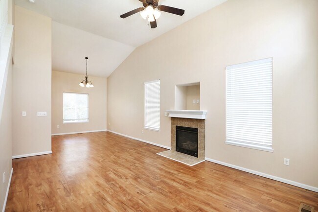 Foto del edificio - Beautifully Redone 2 Story Home!