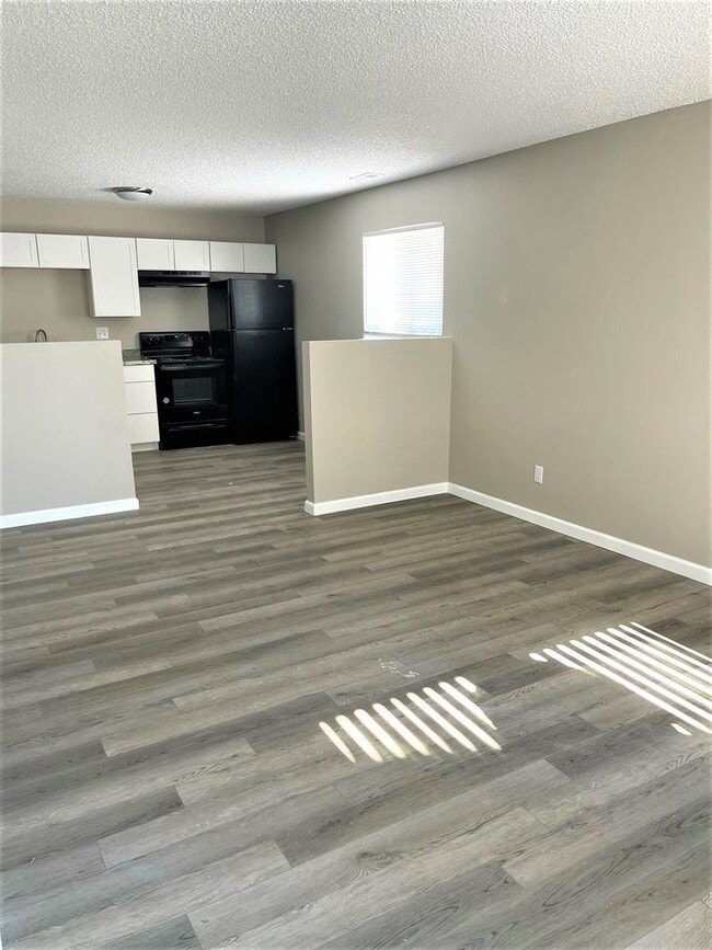 Building Photo - $1200 | 2BR/1BA | Cute Dog Friendly Townho...