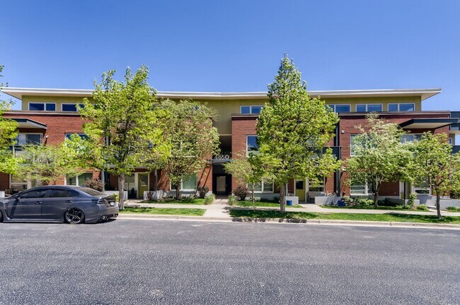 Building Photo - Modern 1 BDR Condo in Holiday Neighborhood