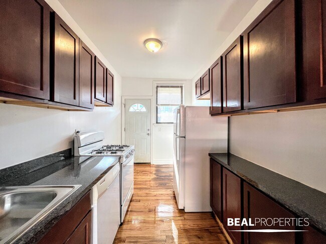 Foto del edificio - 825 W Waveland Ave