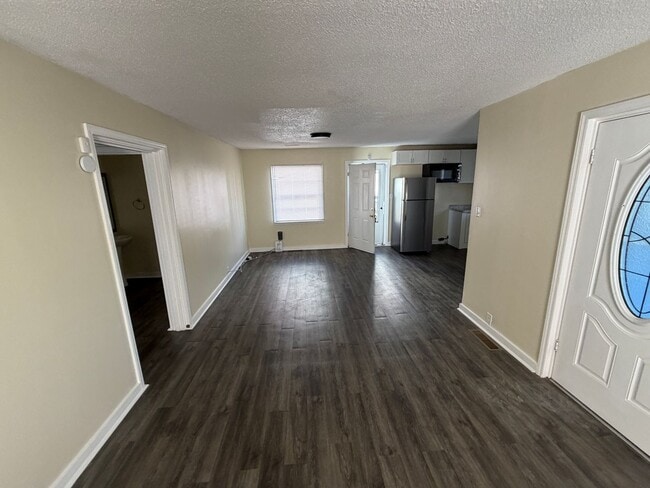 Foto del edificio - 3 Bedroom House - Large Storage Building a...