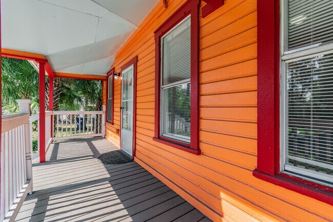 spacious porch - 1341 W La Salle St