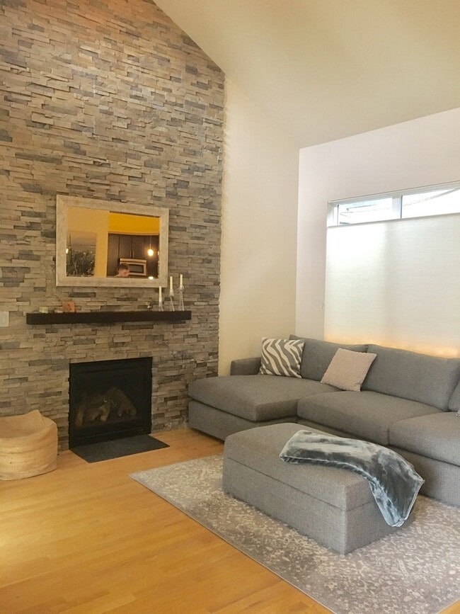 Building Photo - Lovely and Light Open Concept Louisville H...