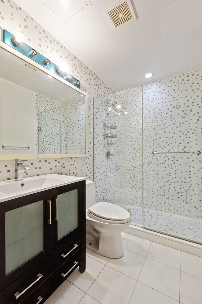 Foto del edificio - Spacious 2 BR 2 BATH w. Balcony