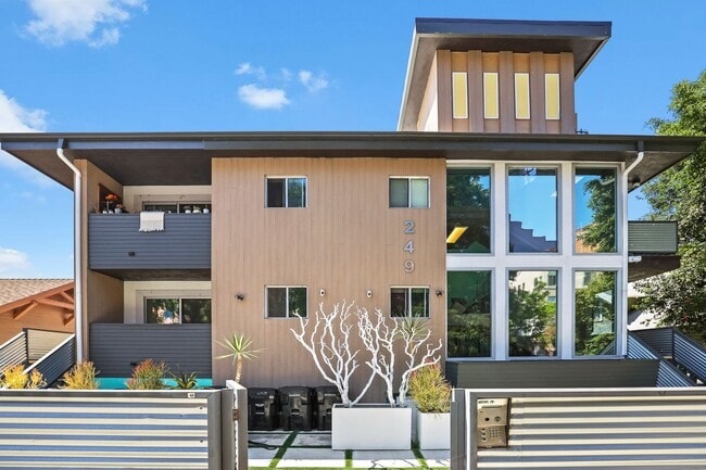 Building Photo - New Two Bedroom | Downtown LA | Historic F...