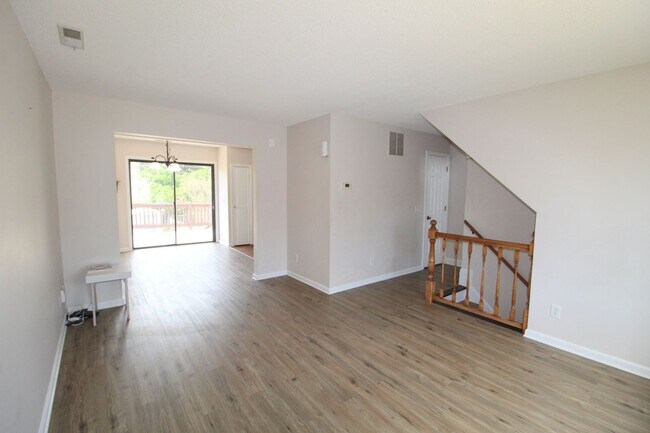 Building Photo - 2 bedroom duplex with fenced in yard for r...
