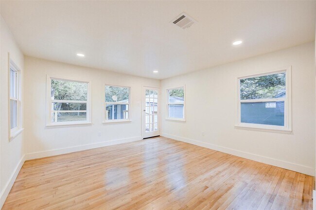 Building Photo - Beautifully Remodeled 3 Bed / 2.5 Bath w/ ...