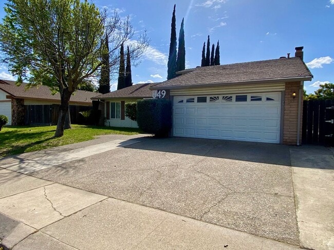 Building Photo - Single story home, large backyard, close t...