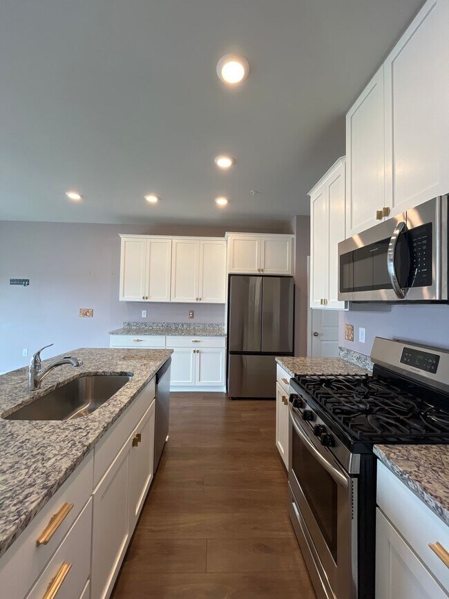 Foto del edificio - Move-in-ready Brookside Court townhome off...