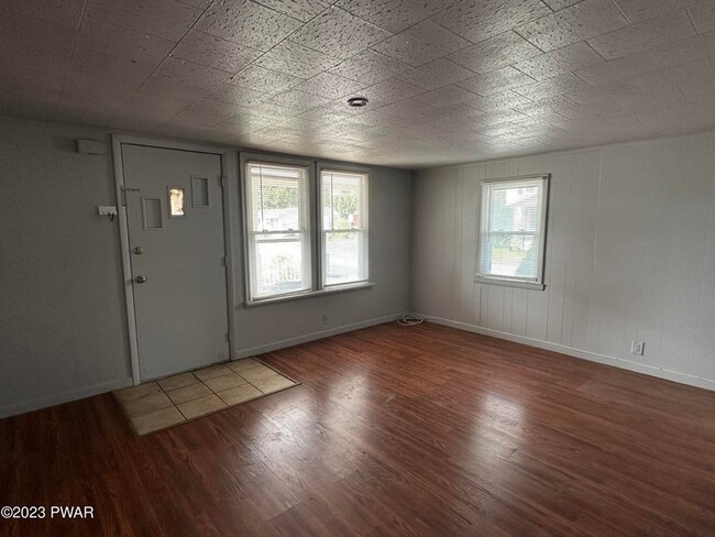 Building Photo - Great rental, close to stores, restaurants...