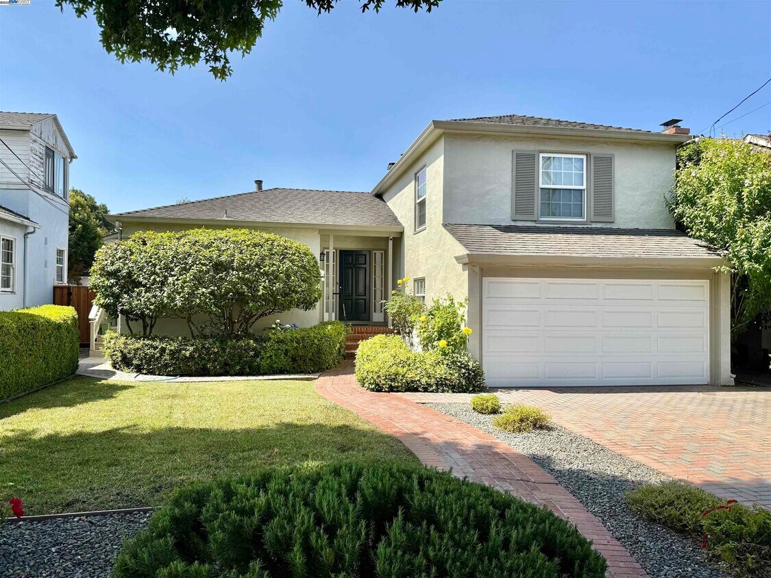 Foto principal - 999 Oakes Blvd