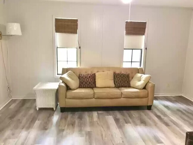 living room - 418 Longest Rd