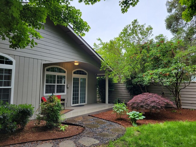 Building Photo - 3 bed 2 bath Home for Rent in Grants Pass