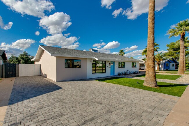 Building Photo - 8708 E Rancho Vista Dr