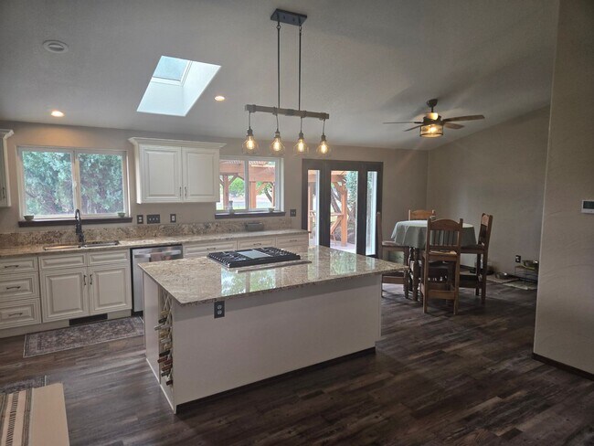 Foto del edificio - 6762 NW Larch Dr