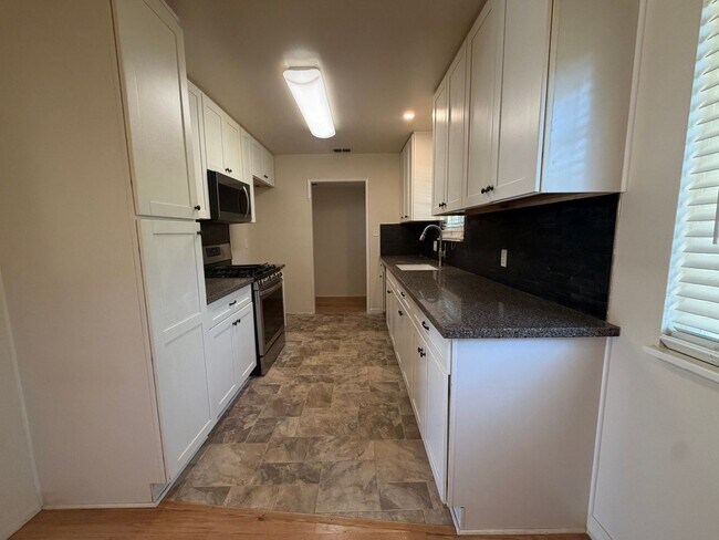 Foto del edificio - 4 bedroom house in Orangevale on a huge lot