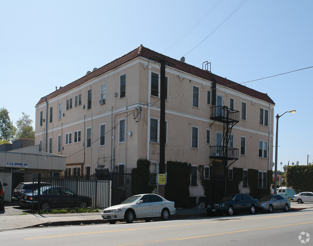 Building Photo - 672 N Kenmore Ave
