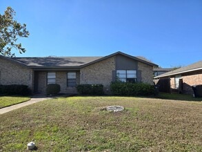 Building Photo - 1401 Chapelwood Dr