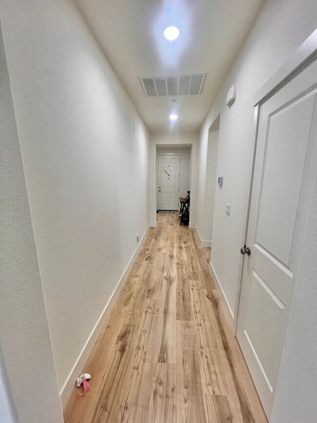 Building Photo - Beautiful 4 Bedroom, 2 Bath Home with Sola...