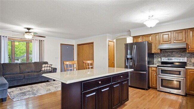 Foto del edificio - Spacious 4-Bedroom Home with Fenced Yard, ...