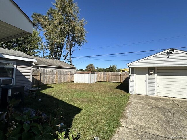 Foto del edificio - 36050 Glen St