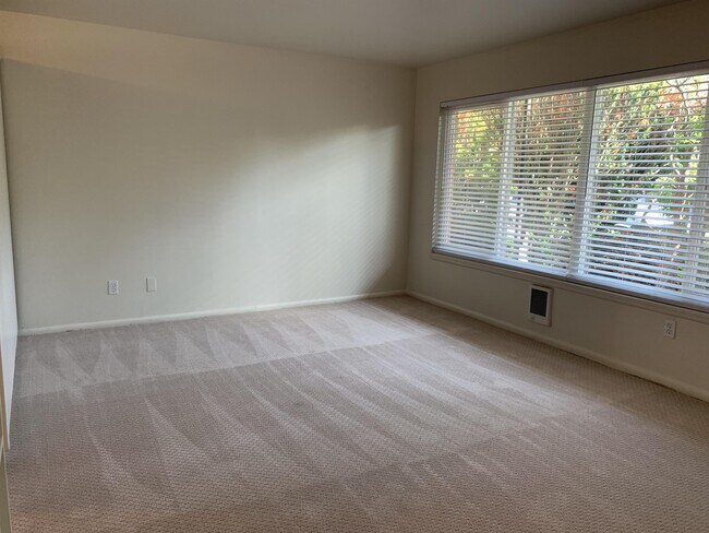 Building Photo - 5656 Fauntleroy Way SW