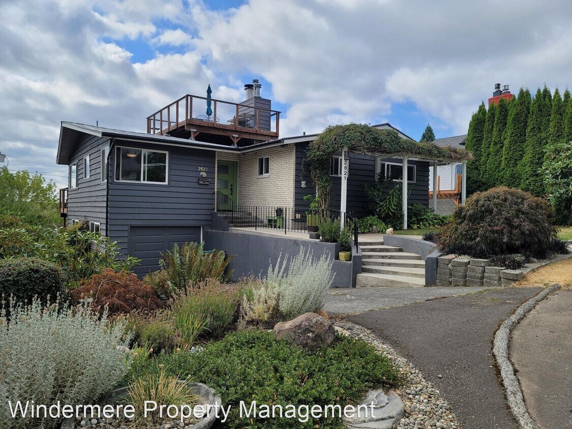 3 br, 2.5 bath House 2621 E 18th Street House Rental in Bremerton