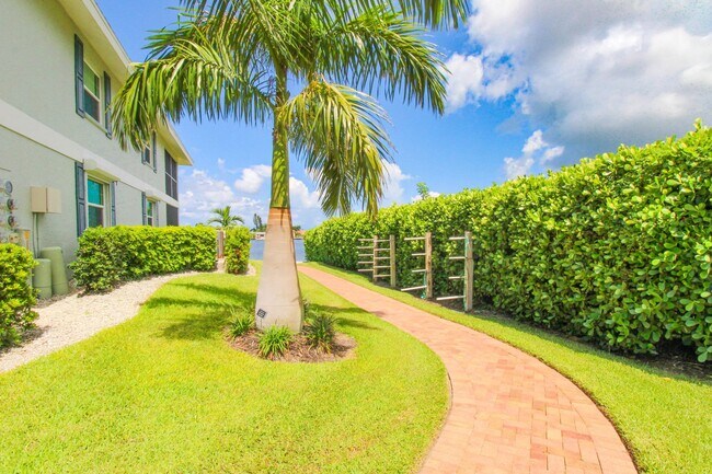 Building Photo - ** SMOKEHOUSE BAY OF MARCO ** 2/2 SEASONAL UNIT ON MARCO ISLAND AVAILABLE ** BEST WATERWAY VIEW H...