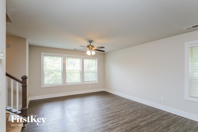 Building Photo - 2375 Belaire Dr