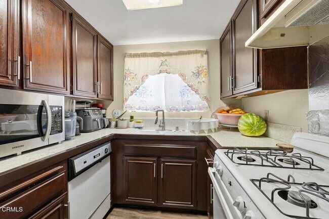 Foto del edificio - Desirable one level condo near pool