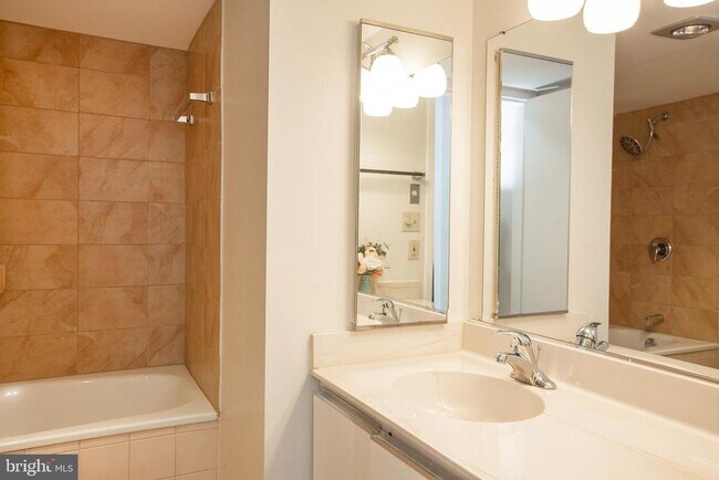 Foto del edificio - 1808 Old Meadow Rd