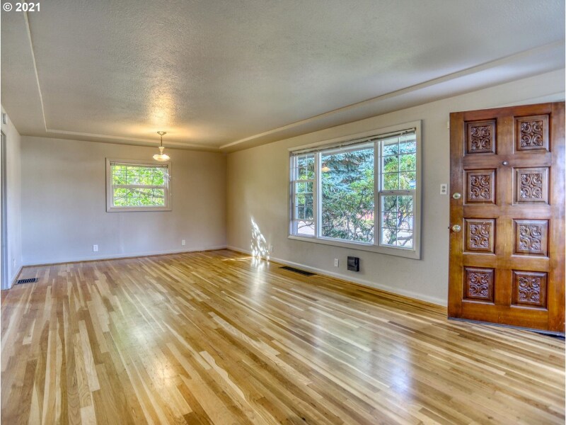 Foto principal - 8038 SE Lafayette St