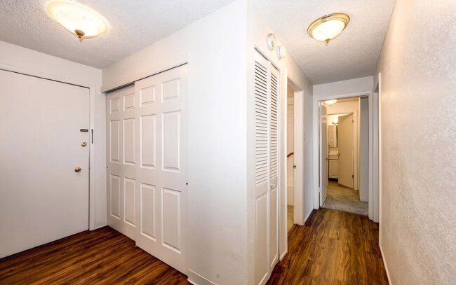 Building Photo - 2325 S Linden Ct