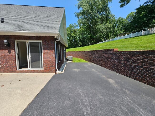 Foto del edificio - 8638 Reedy Creek Rd