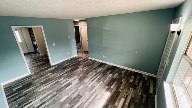 familia - 710 Village Green Dr NW