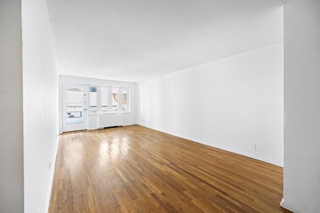 Building Photo - 70 W 32nd St