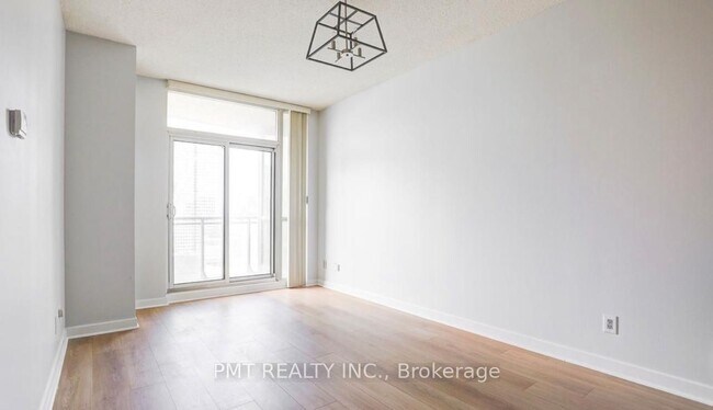 Photo du bâtiment - 18-2818 Harbour St