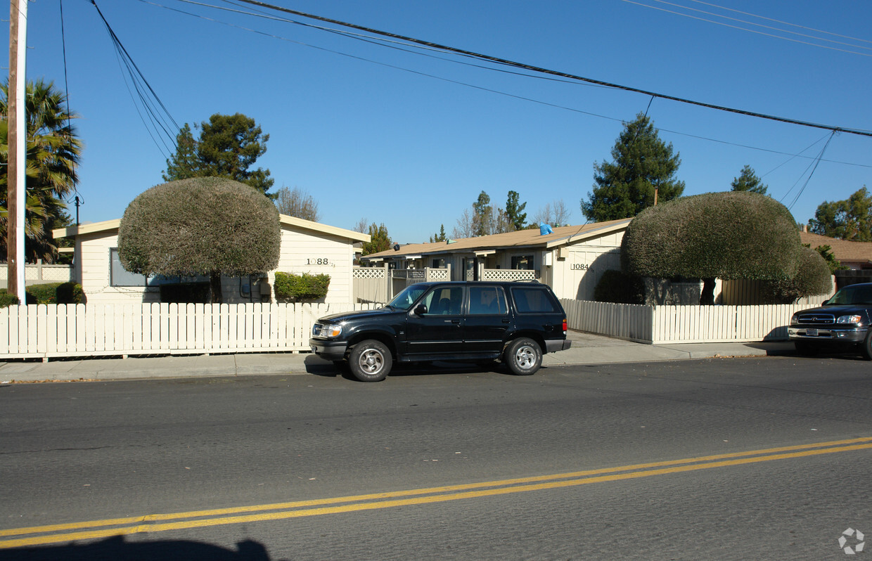 Primary Photo - 1084-1088 Wright Ave