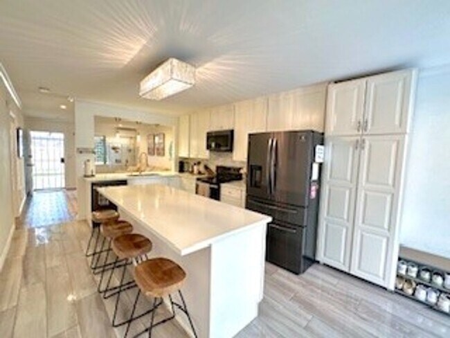 Foto del edificio - Remodeled One Story 2 Bed 1 Bath Condo in ...