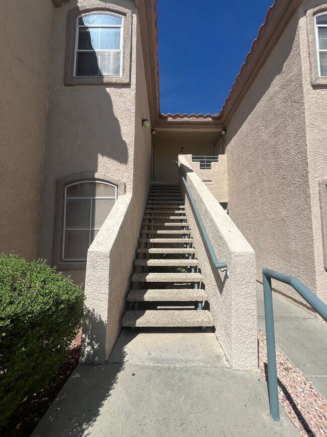 Foto del edificio - 2 bed, 2 bath condo located in gated community w/lush landscaping, 2 pools, spas, BBQ areas & clu...