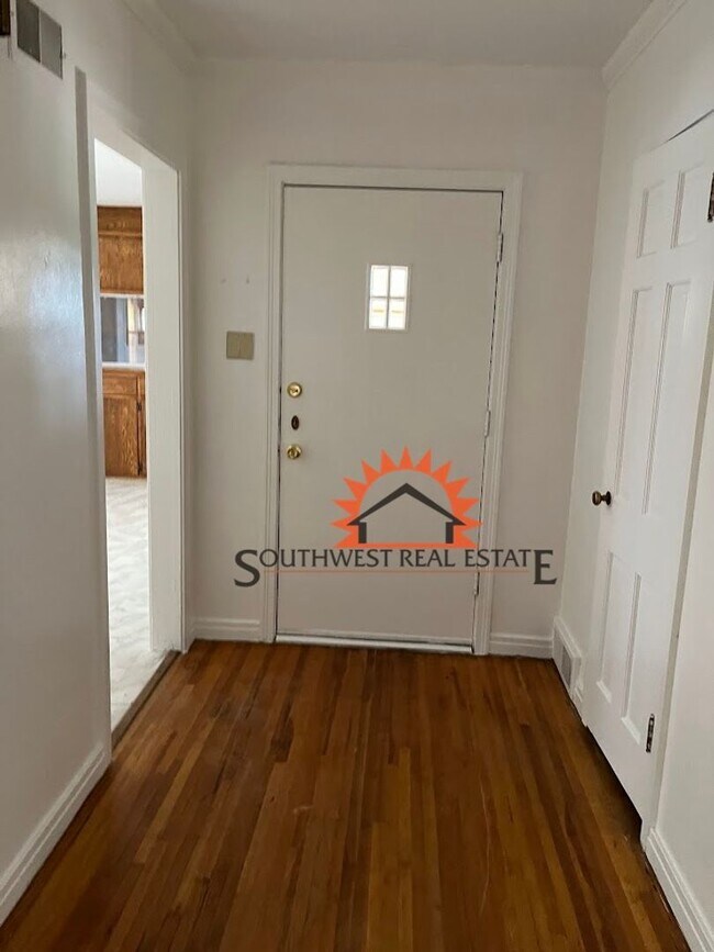 Building Photo - Charming 3 Bed 2 bath