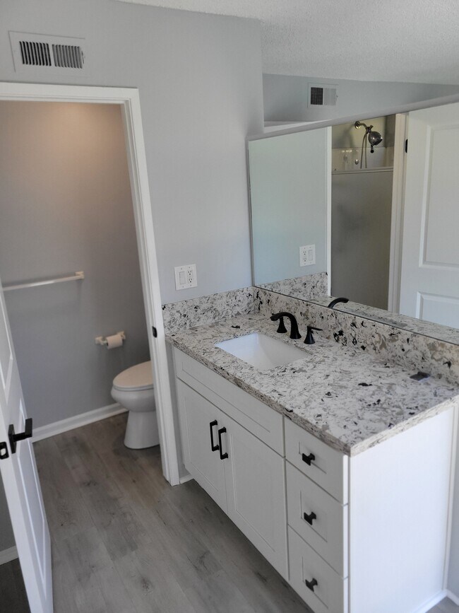 Foto del edificio - 8417 Joan Ln