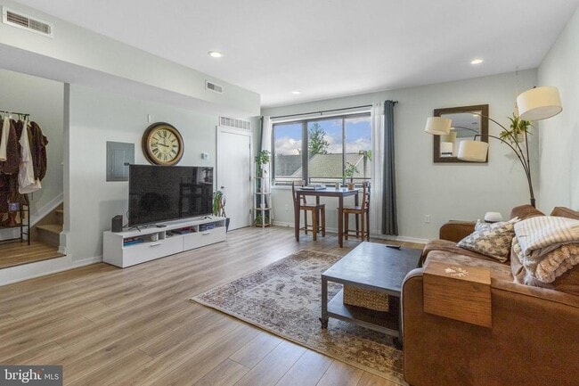 Building Photo - 381 Martin St