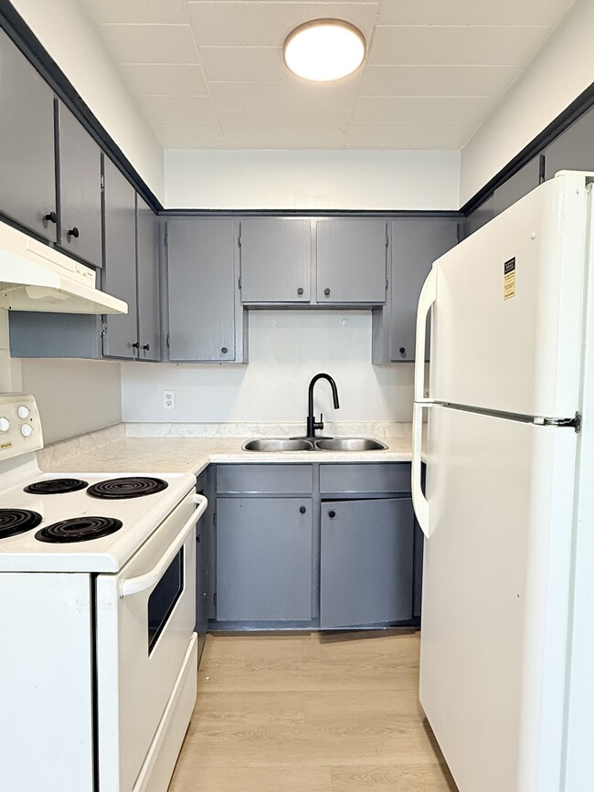 Building Photo - 591 Wellington Ave