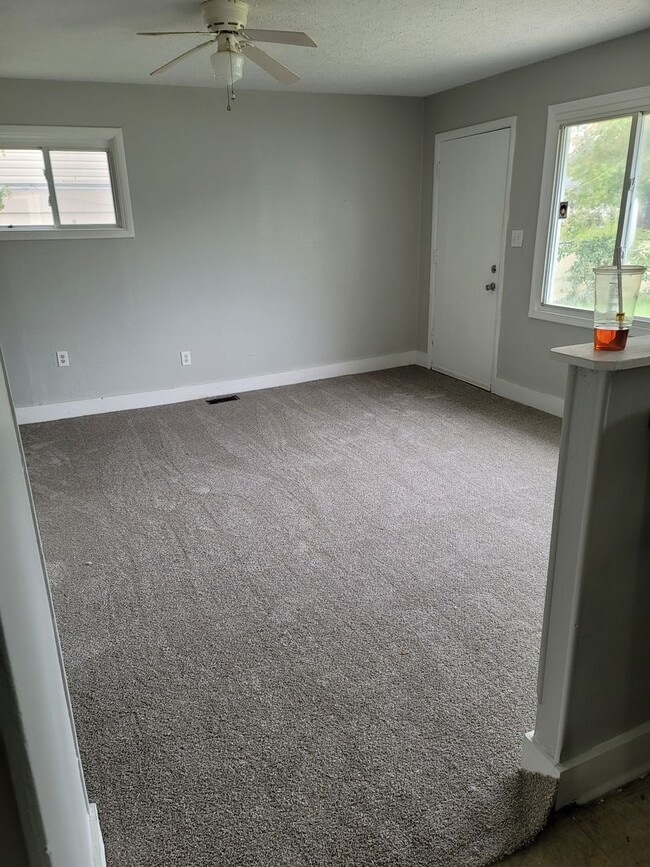 Building Photo - 4 Bedroom 1 Bathroom Single Family Home. C...
