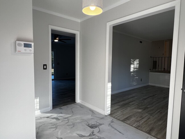 Building Photo - Fully Remodeled 3 Bedroom / 2.5 Bathroom i...