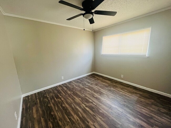 Building Photo - 3 Bedroom 2 Bathroom Home!